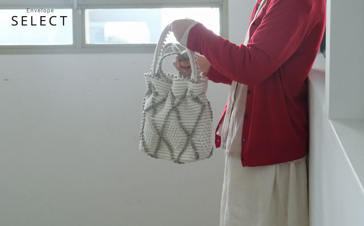 大人の装いに寄り添う、伝統の手織りバッグ