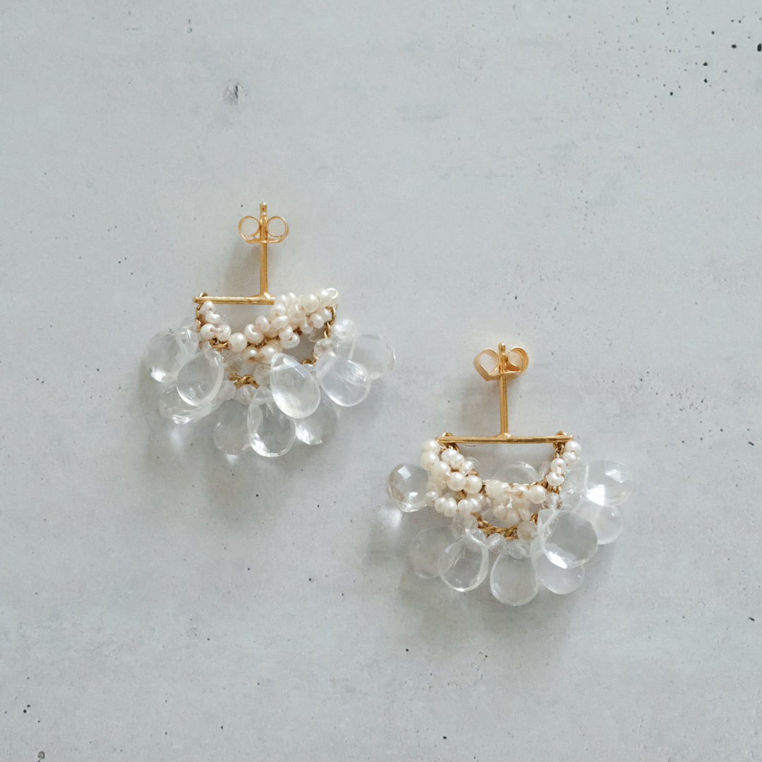 光をまとって揺れる、パールを主役にしたピアス – Envelope