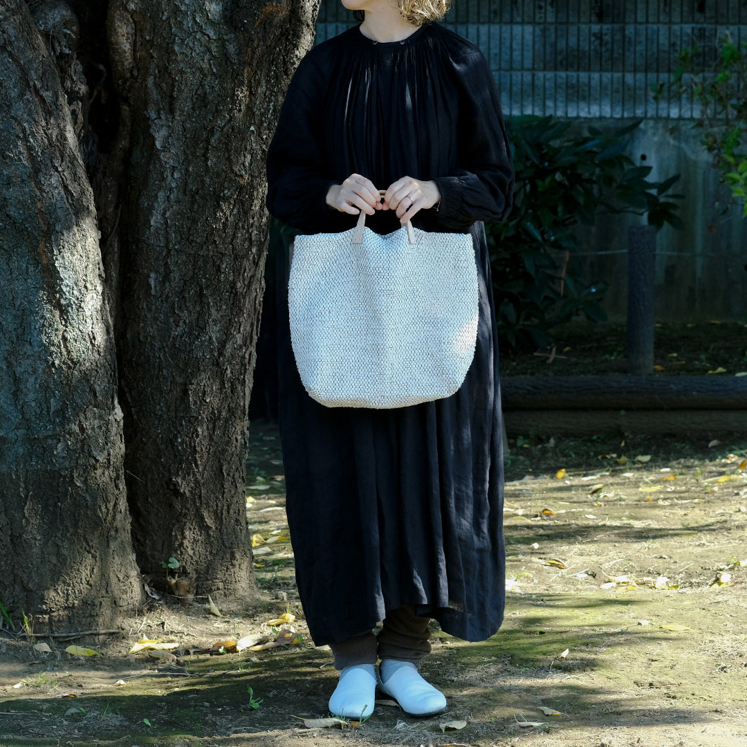 白と黒で織りなす、裂き織りバッグ – Envelope - エンベロープ