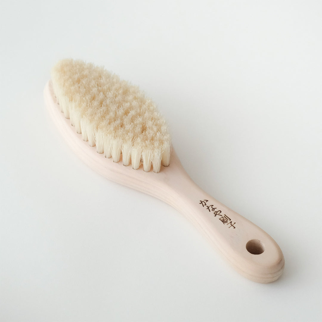 念入りに洗いたい足裏に。職人がつくる豚毛のブラシ – Envelope