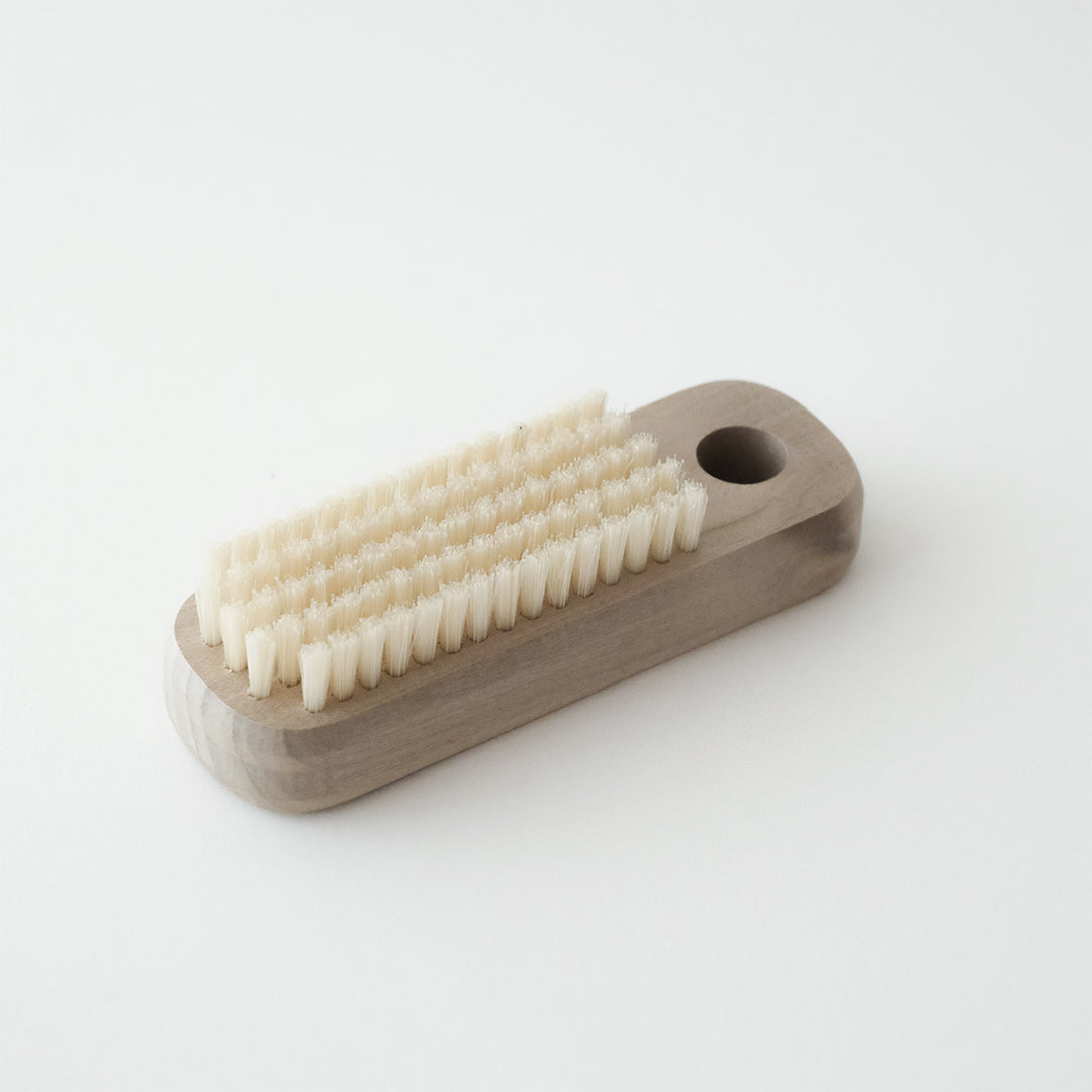 やっかいな爪の汚れに、天然毛のネイルブラシ – Envelope