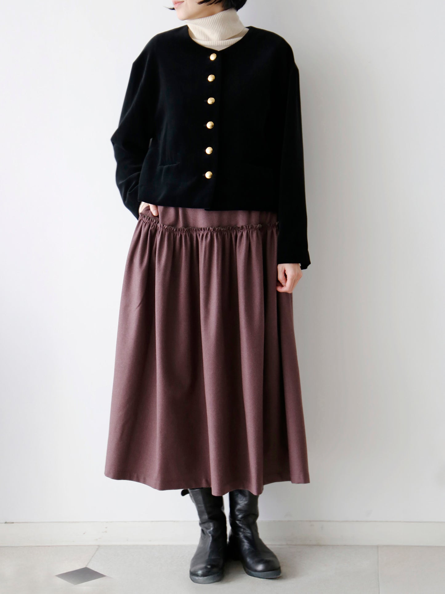 ニット:コルルール・トリコ、スカート:オンディーヌ(モデル身長166cm)