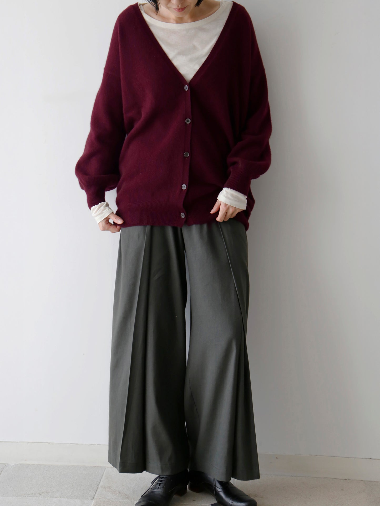 カットソー:HÉRNI No.30 ロングスリーブ、カーディガン:バスチアン(モデル身長166cm)