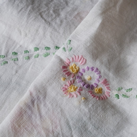 淡いカラーのお花の刺繍