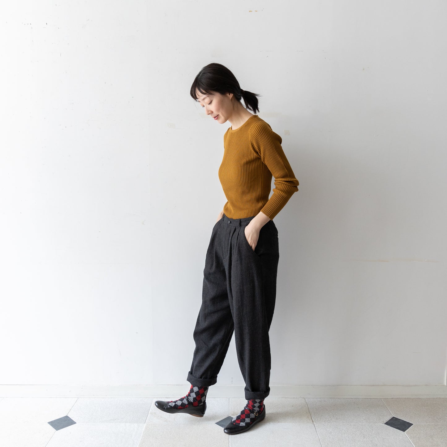 ルージュ ニット:シシリア、パンツ:シベラ