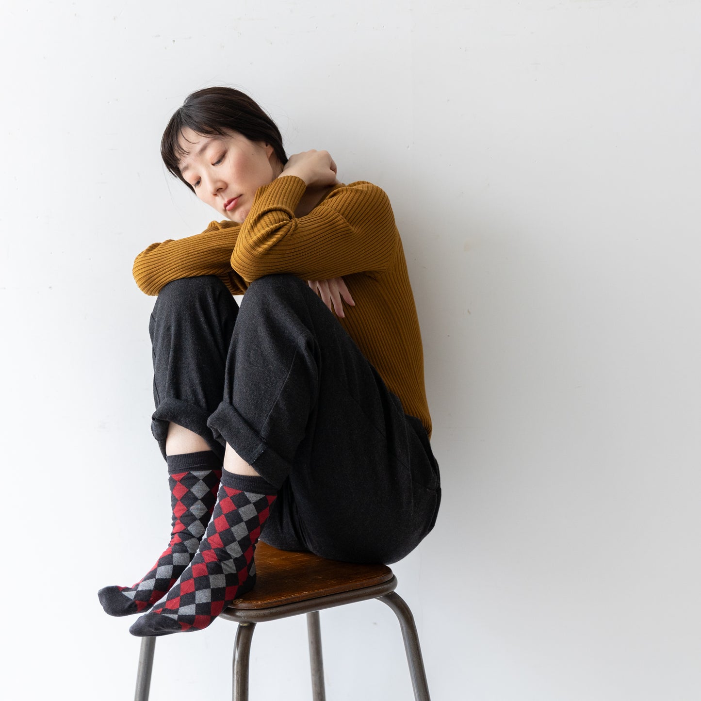 ルージュ ニット:シシリア、パンツ:シベラ