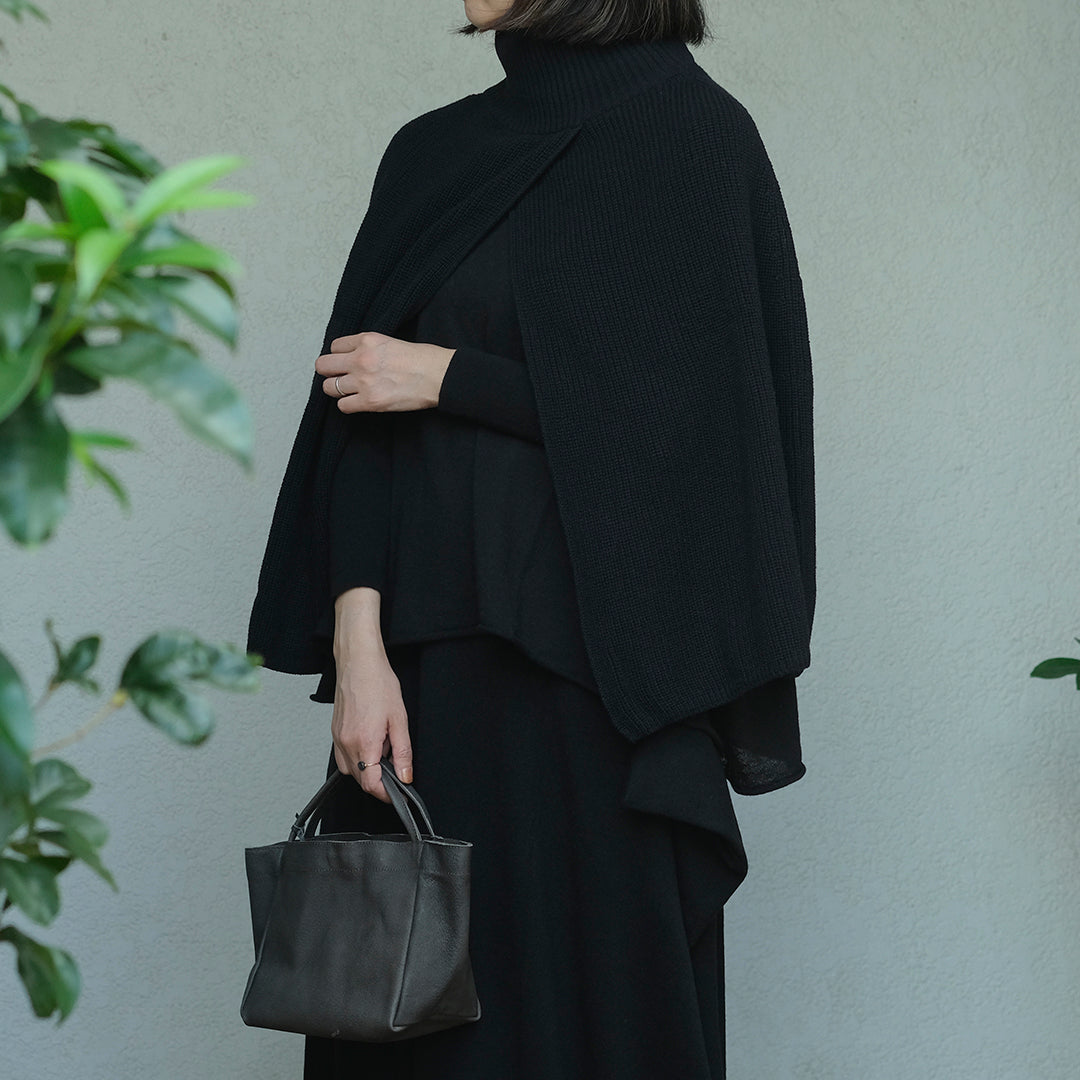 首元から肘までしっかりあたたかいモダンなケープ – Envelope