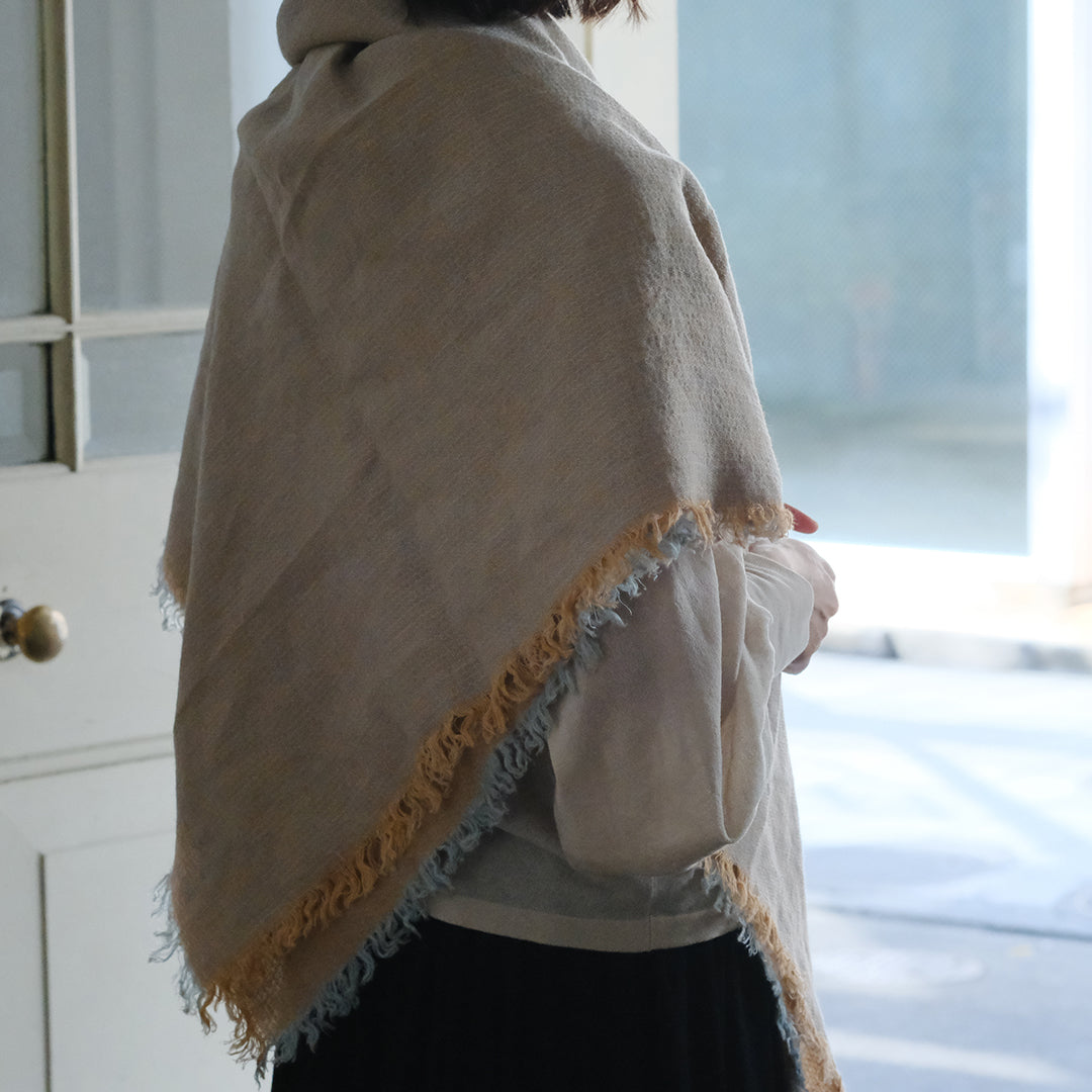 三角に半分にたたんでも余裕のある大判サイズ