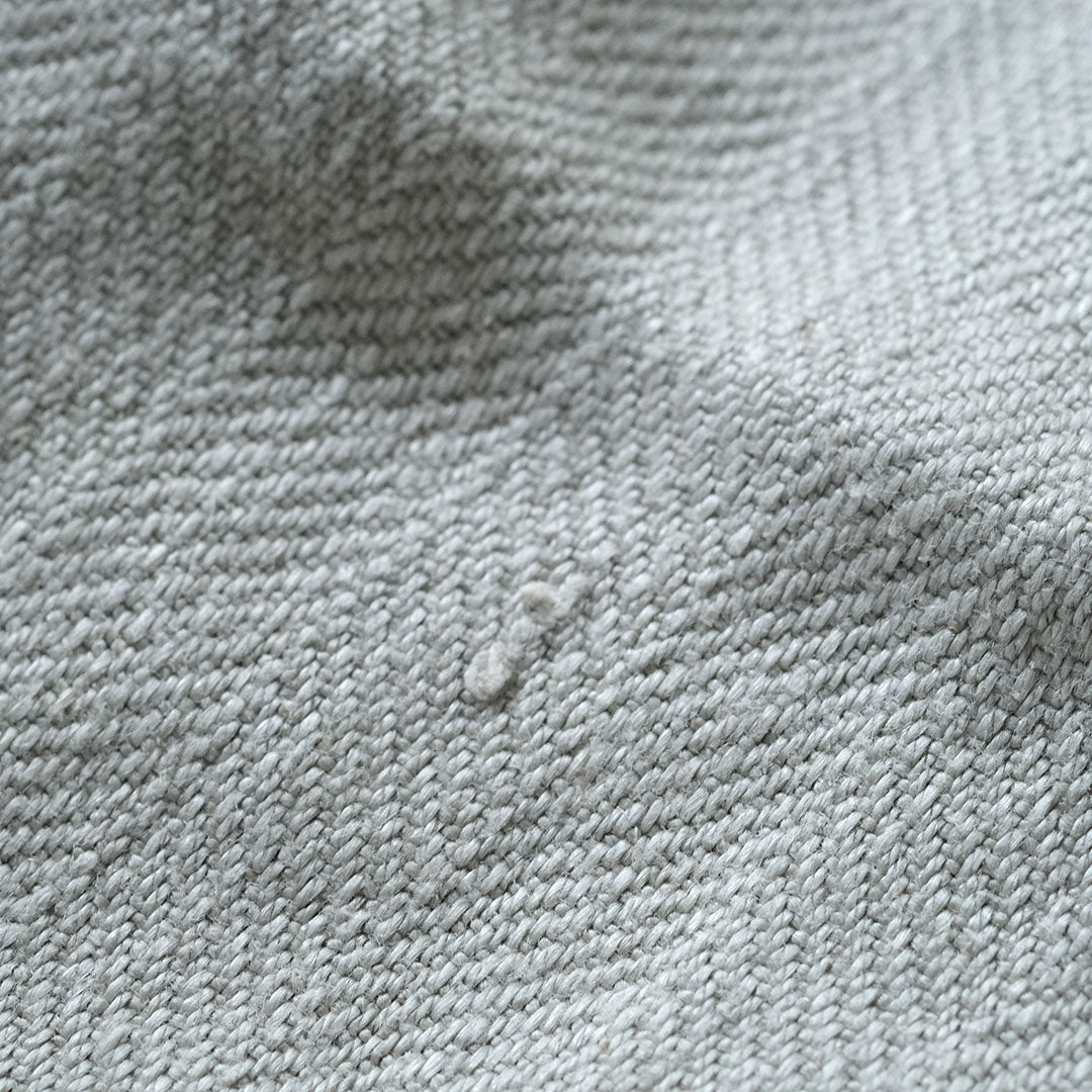 生地の表面にネップや太い節がみられます。無理にひっぱらず、そのままご使用ください