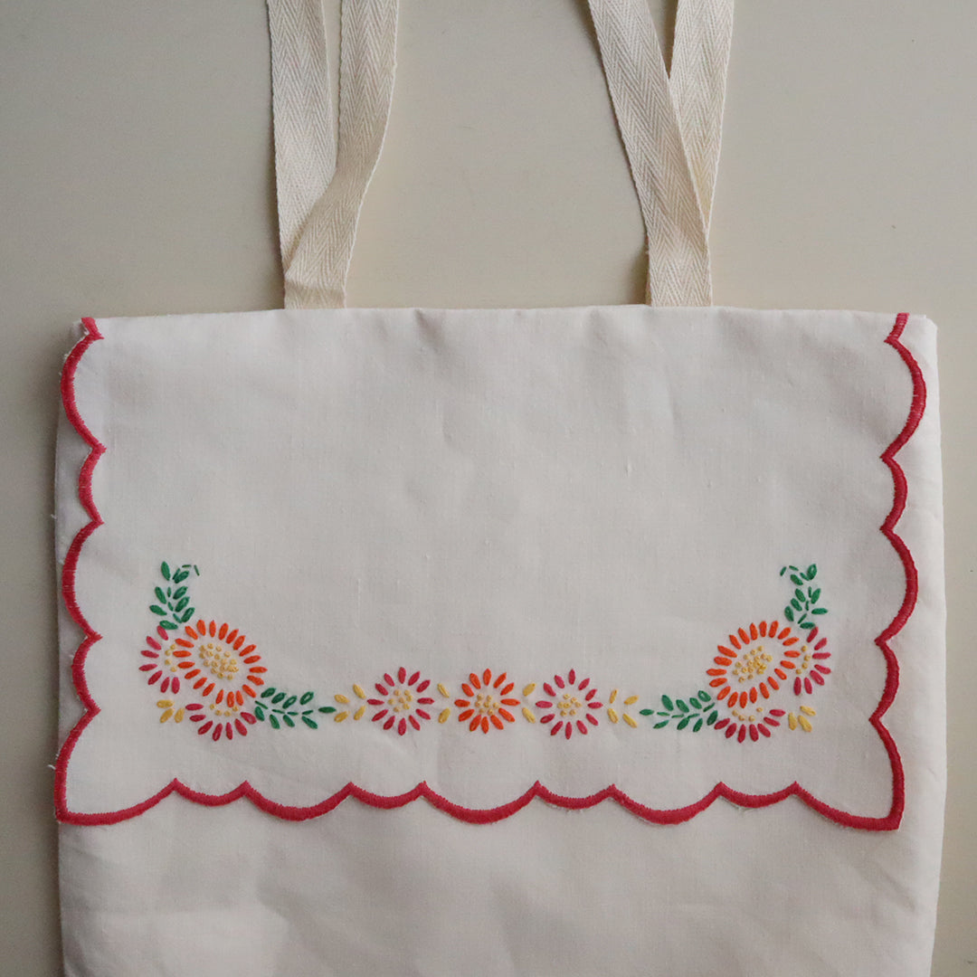 スカラップ刺繍飾りのバッグ