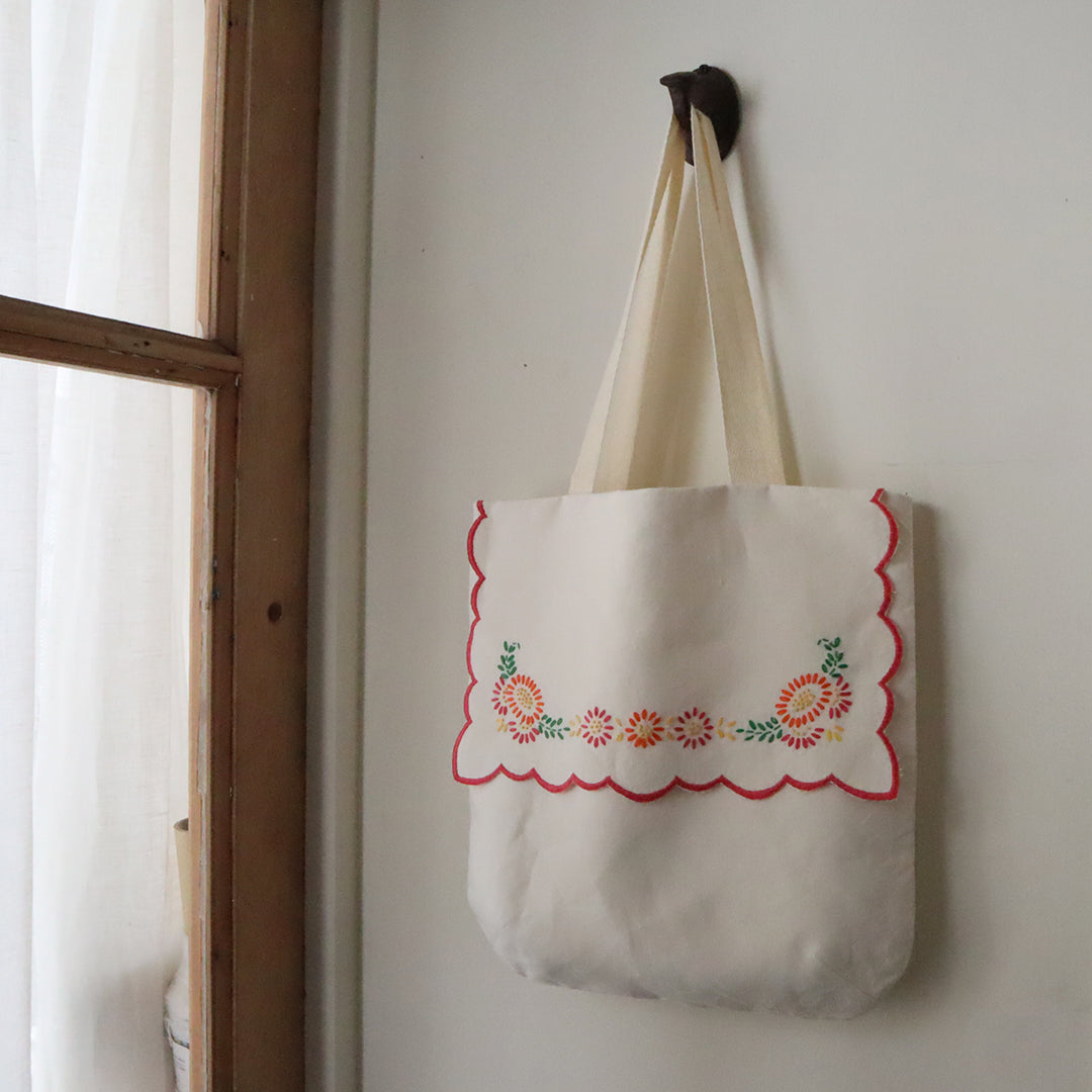 スカラップ刺繍飾りのバッグ