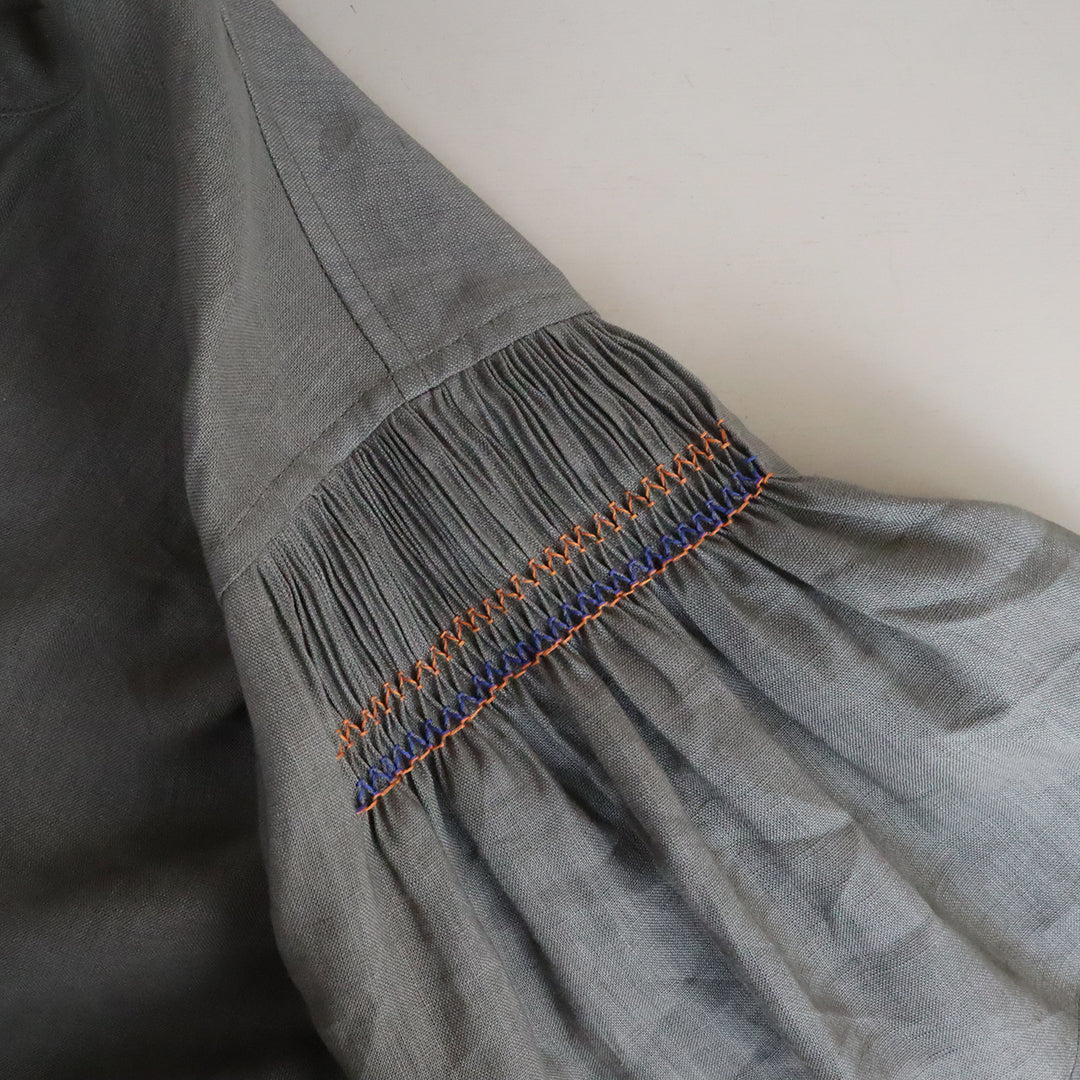 元気なオレンジとブルーの刺繍糸でスモッキング