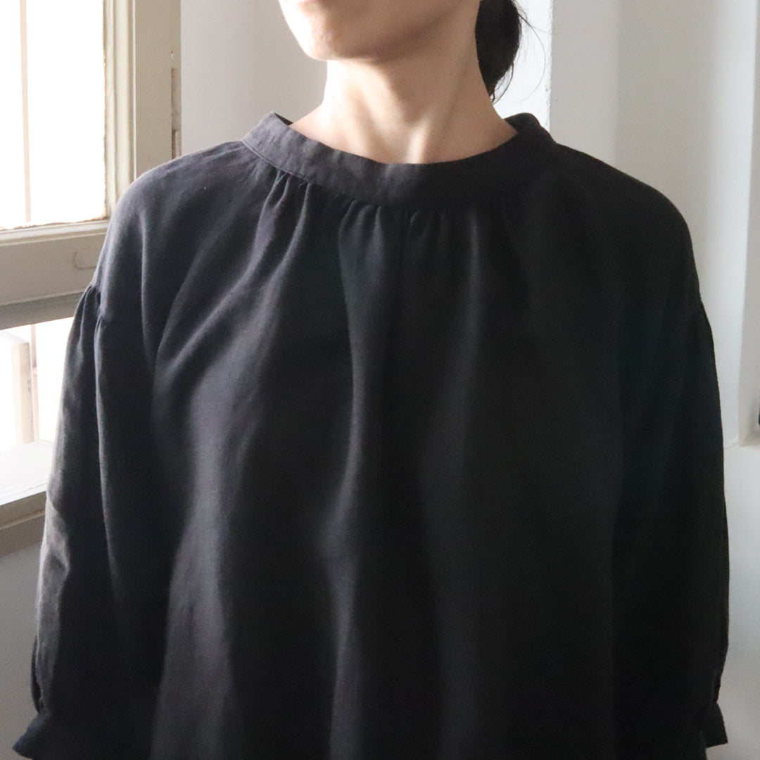 ふんわりとしたシルエットのブラウスです