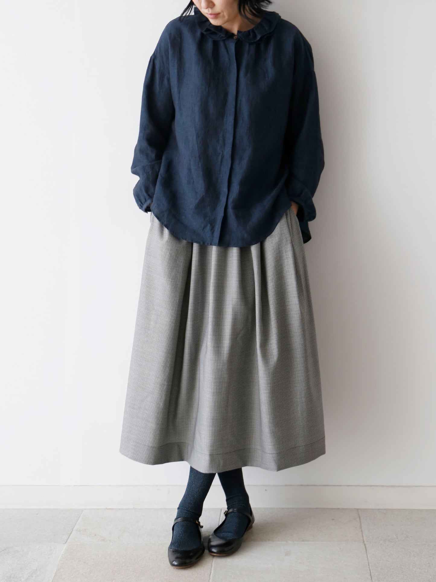 ブラウス:レイチェル、スカート:エレノア