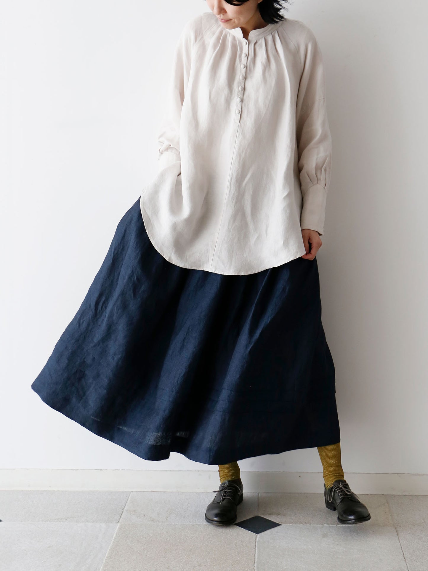 ブラウス:アデル、スカート:ローレン