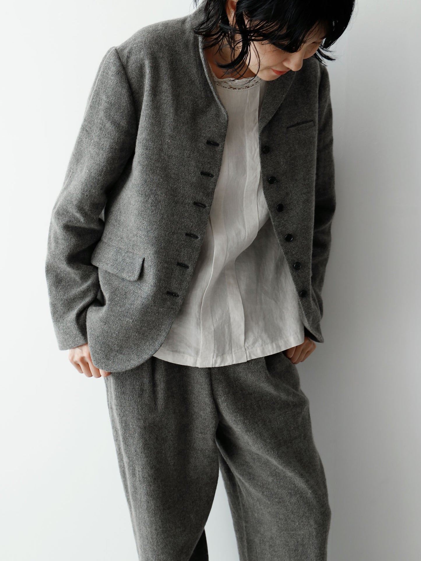 ブラウス:セシィー(完売)、パンツ:ジロー