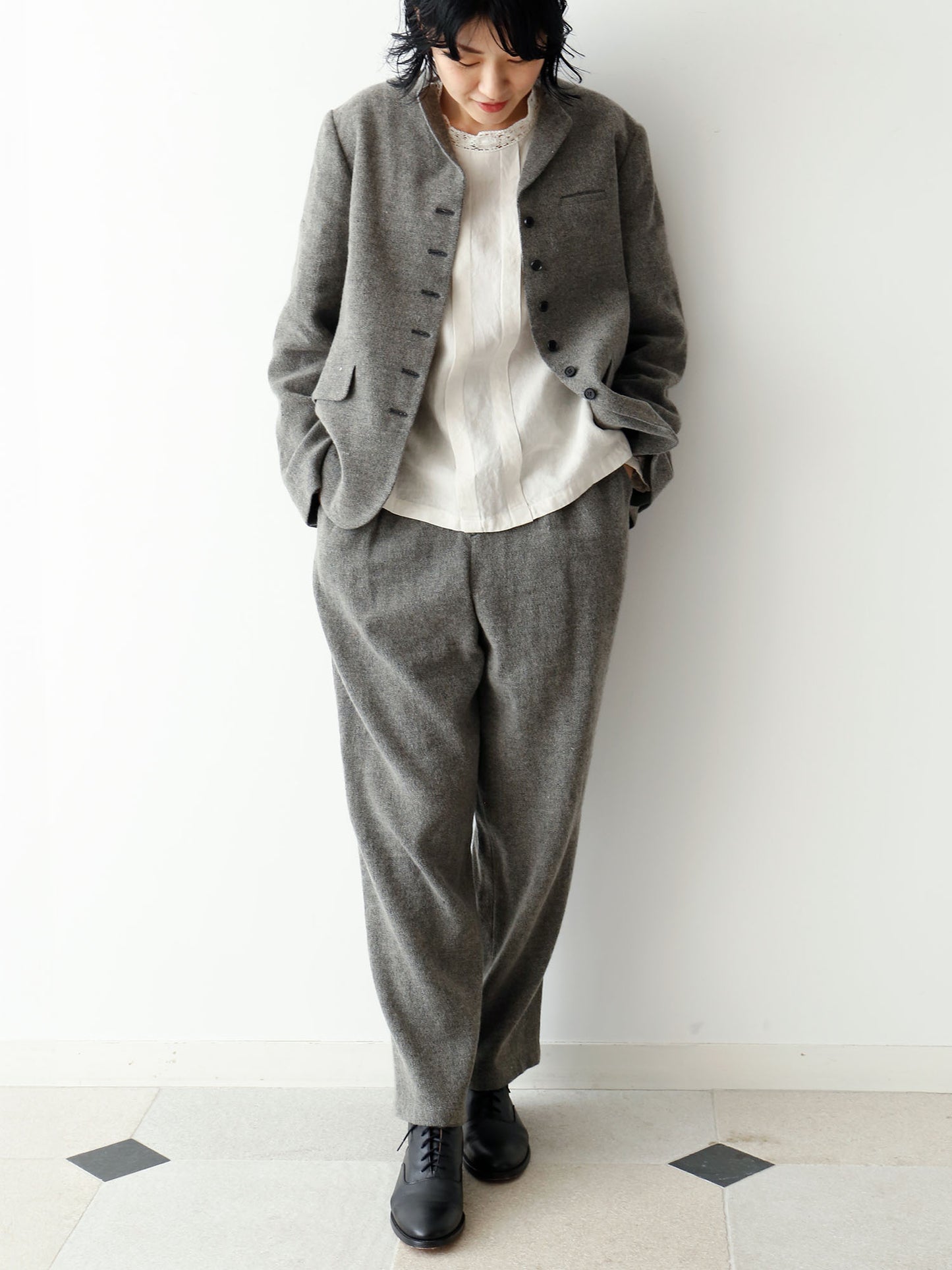 38サイズ着用(モデル身長166cm)▲ジャケット:アルフレッド/グリ・シャンブレー、ブラウス:セシィー(完売)