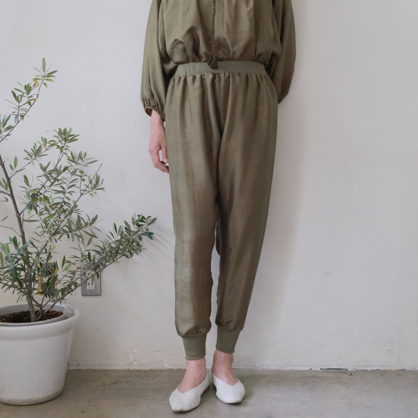 カーキ着用(モデル身長170cm)、トップス:uryyaシルクカフタントップス