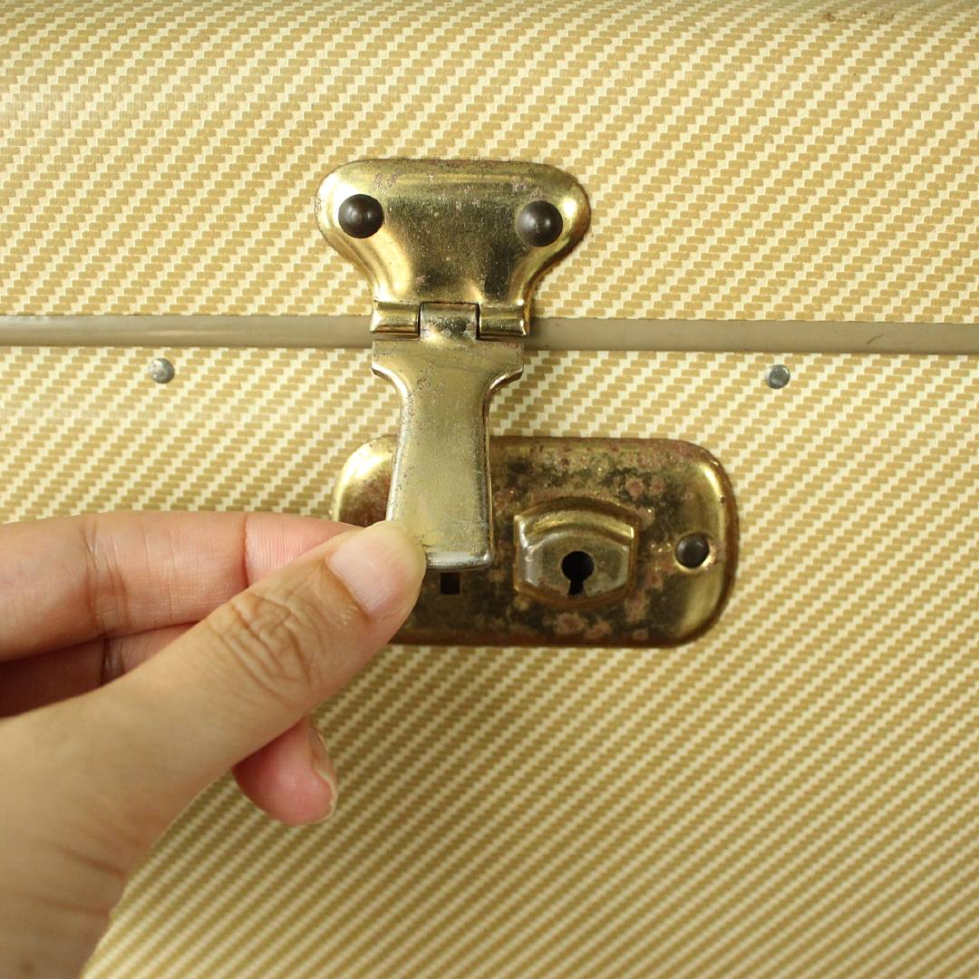 鍵穴部分をスライドさせて開けます