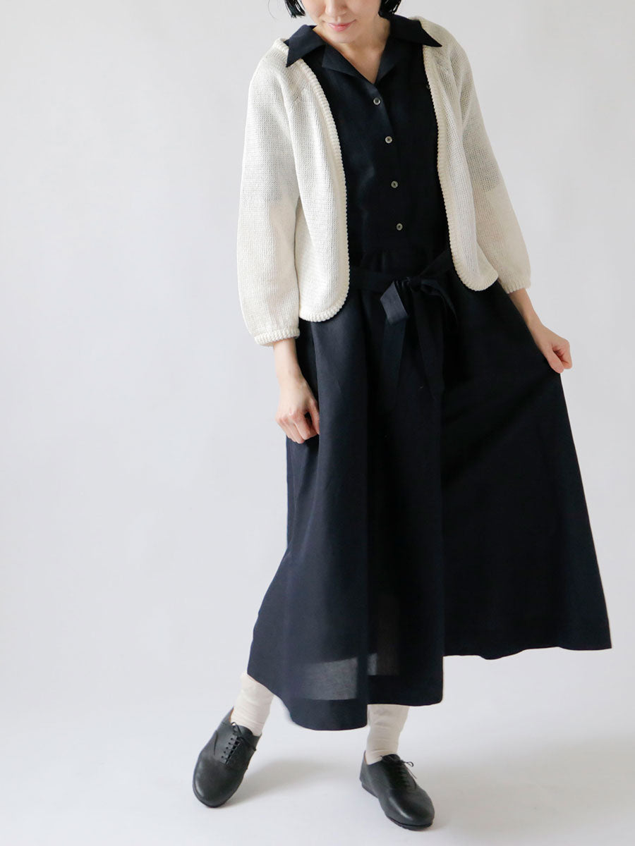ワンピース:ブランディーヌ(4月入荷予定)、ニット:マイリー(4月入荷予定)、靴下:ショーセット・リシェ(モデル身長166cm)