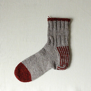 編み物の白いスカーフとストライプの靴下 パターン〉ストライプかかとのソックス – Envelope - エンベロープ