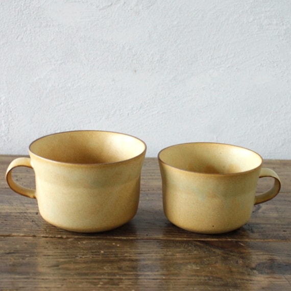 左:ティーカップ、右:コーヒーカップ