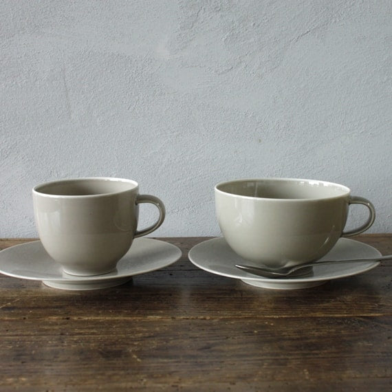 左:コーヒーカップ、右:ティーカップ
