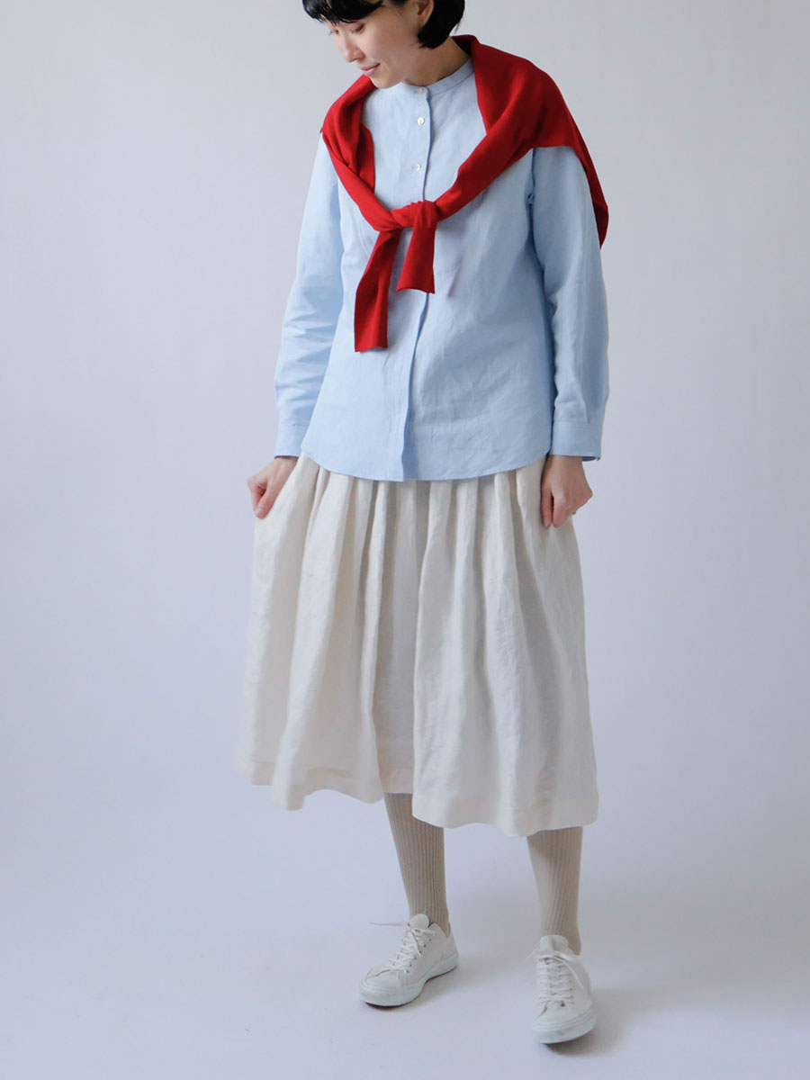 ルージュ シャツ:サミュエル ブルシャンブレー、スカート:アニエス4、靴下:ショーセット・ロン2、靴: Lisette×moonSTAR テニス(モデル身長166cn)