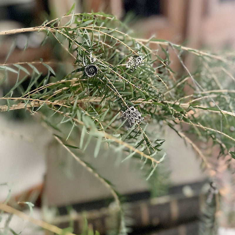 植物やレースをシルバーで表現したリング