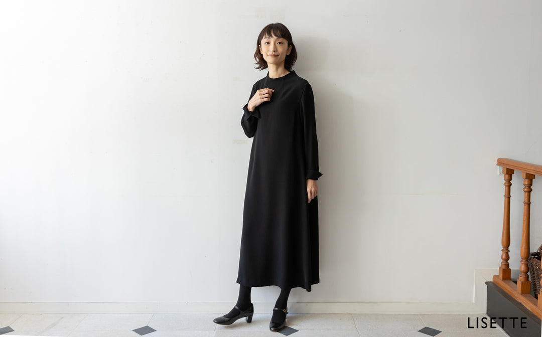 ミニマルなデザインが美しい、漆黒のワンピース