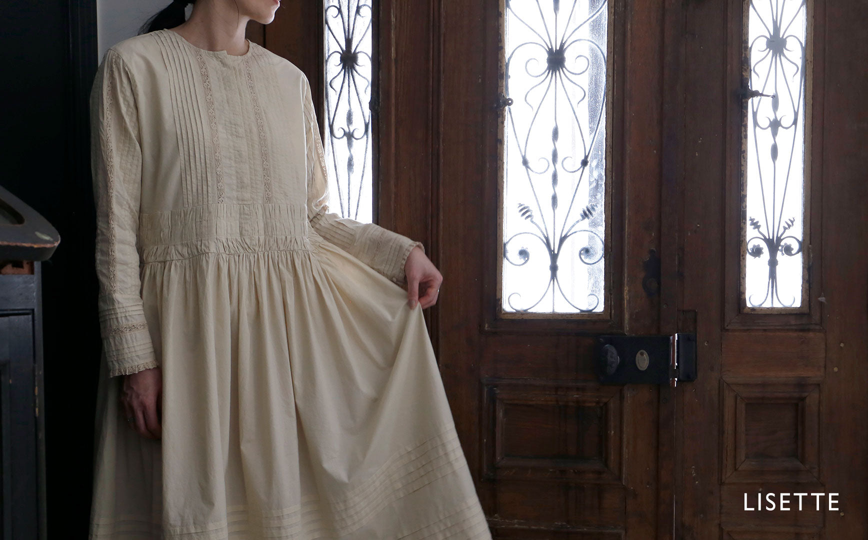 時間を纏う レースとタックのワンピース