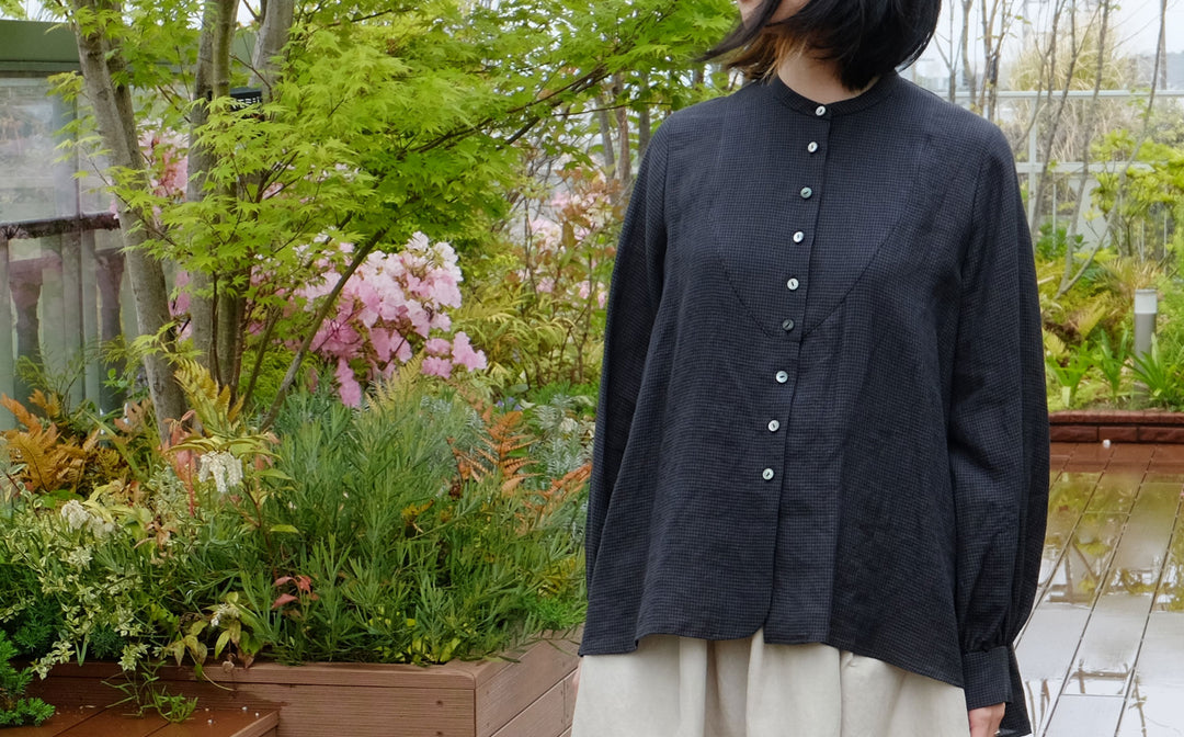 《スタッフセレクト》ダークカラーのブラウス
