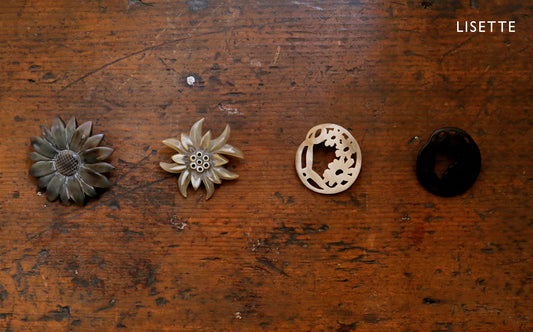 水牛の角でつくった花のブローチ