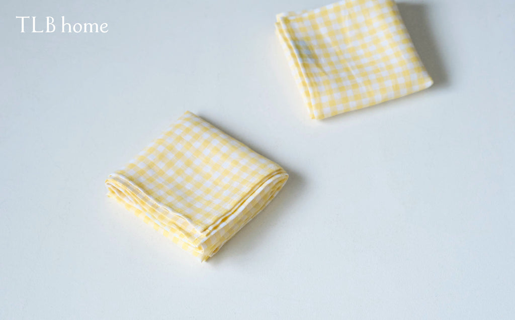 透けるのが涼しげ。イエローチェックのハンカチ