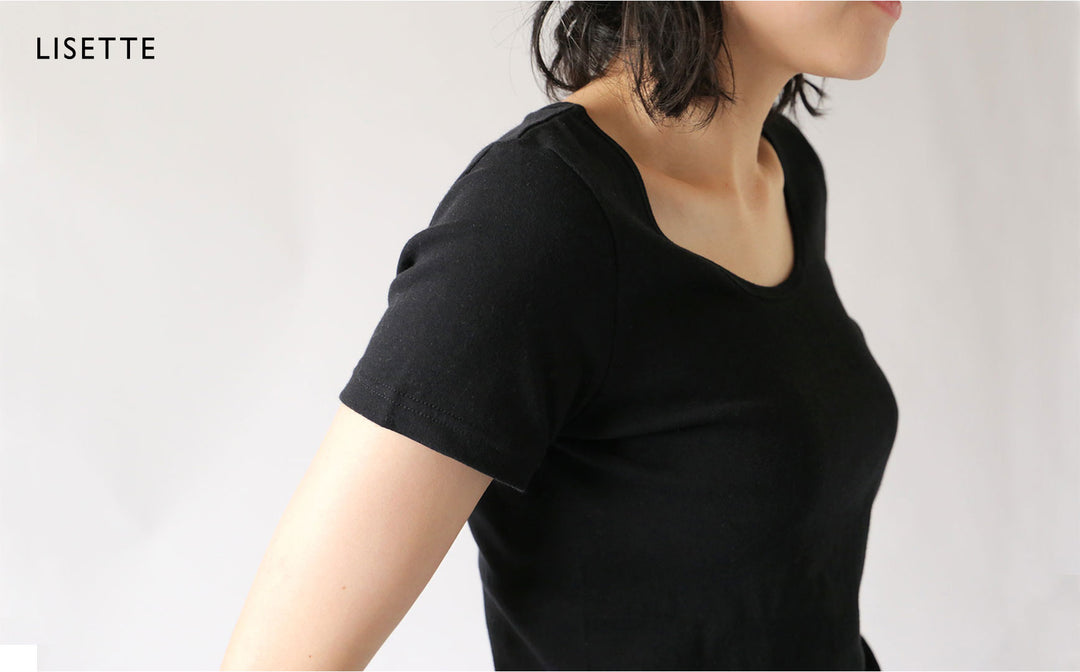 デコルテで魅せるルーズフィットの夏Tシャツ