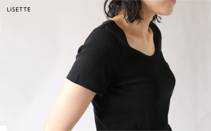 デコルテで魅せるルーズフィットの夏Tシャツ