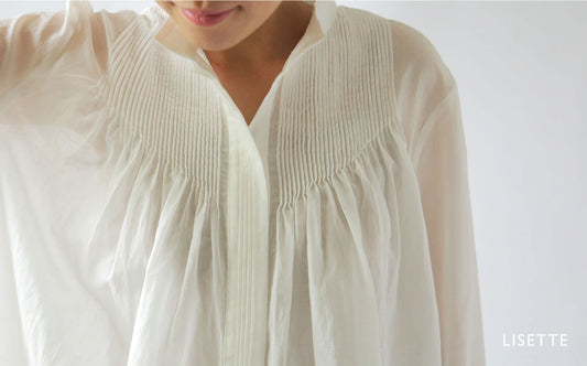 繊細な手仕事でつくられたピンタックブラウス