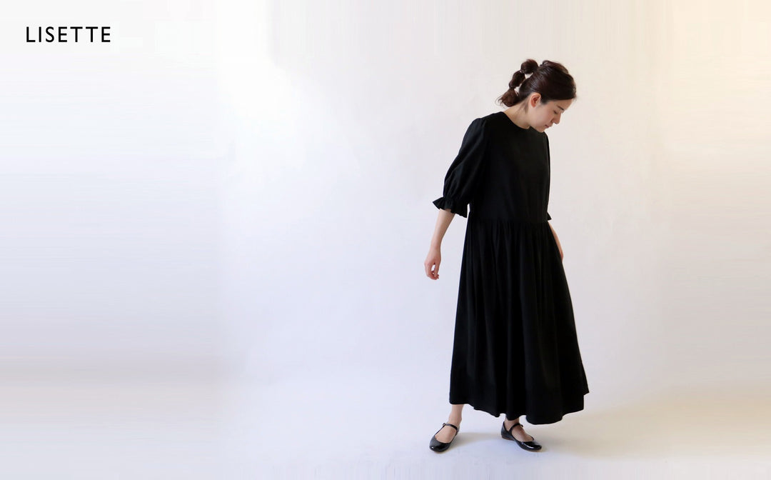 大人が日常に着る少し甘い「黒のドレス」