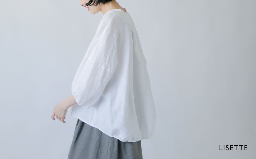 丸みを帯びたシルエットが愛らしいリネンブラウス