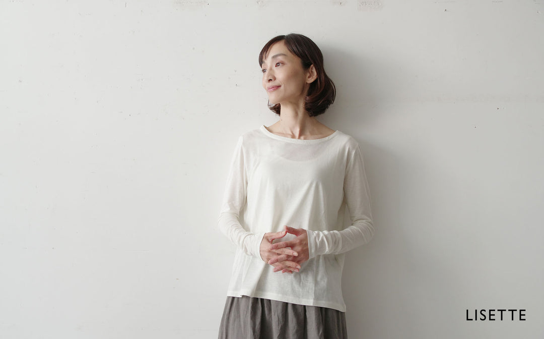 衿ぐりが女性らしいコットンカシミヤのカットソー