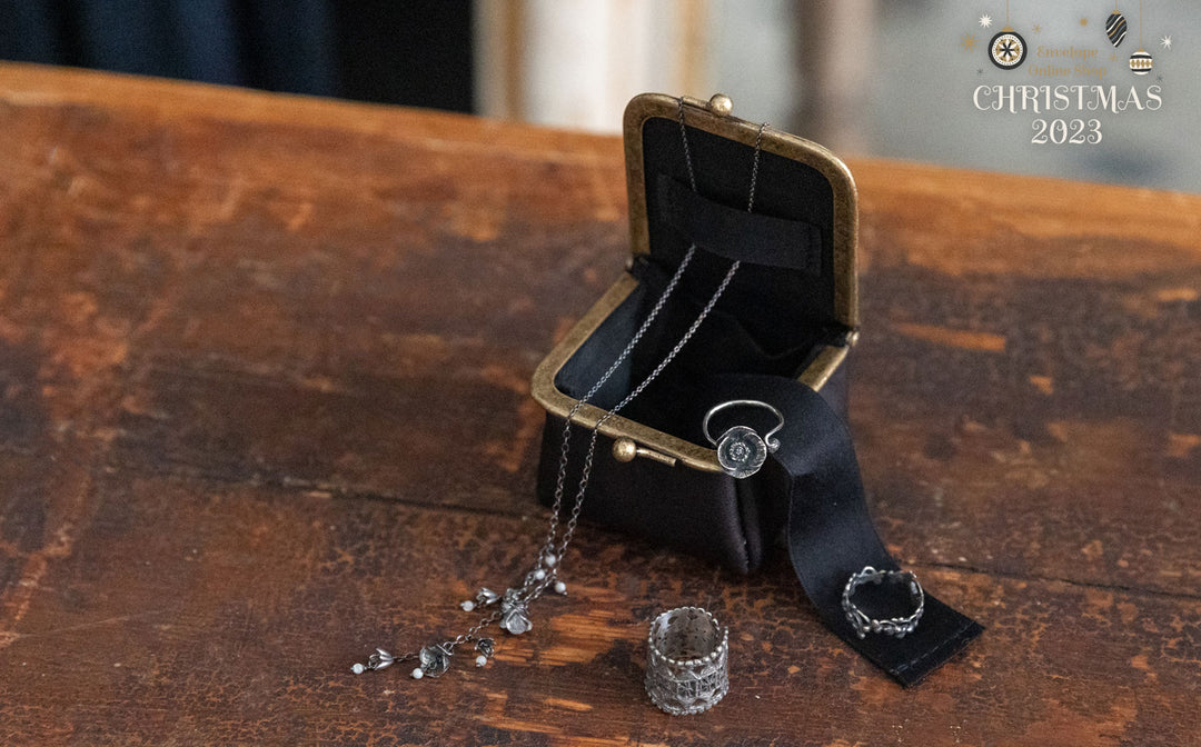【終了しました】シックな革のジュエリーケースとアクセサリーのセット