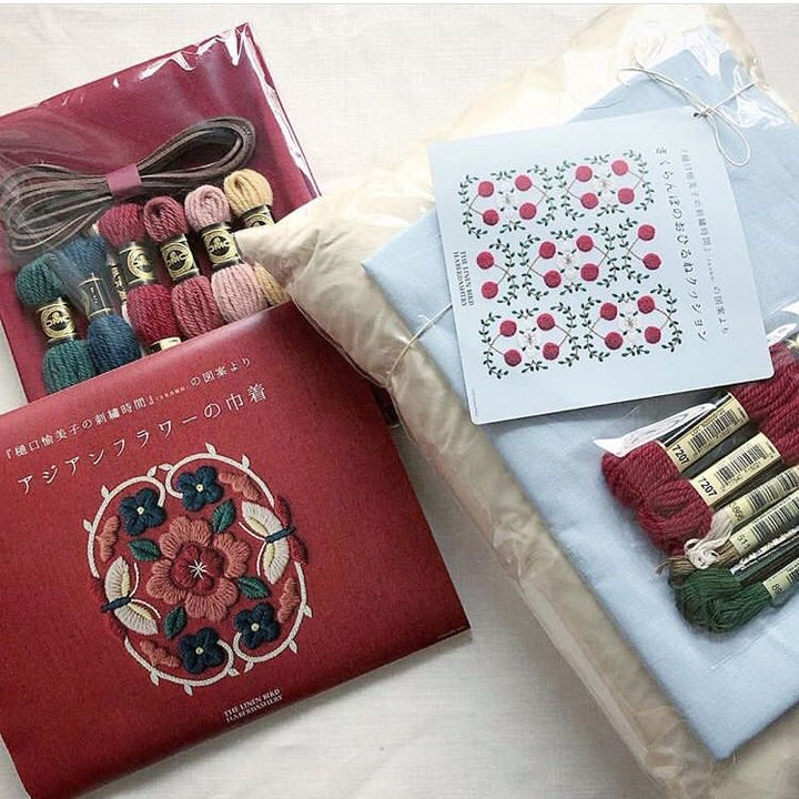 【樋口愉美子の刺繍時間】の図案より　アジアンフラワーの巾着キット