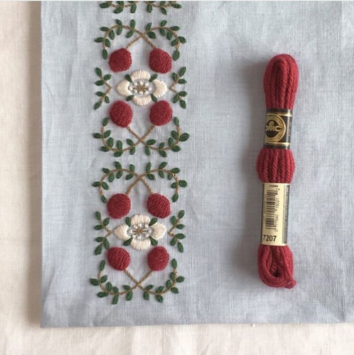 【樋口愉美子の刺繍時間】の図案より　さくらんぼのおひるねクッションキット