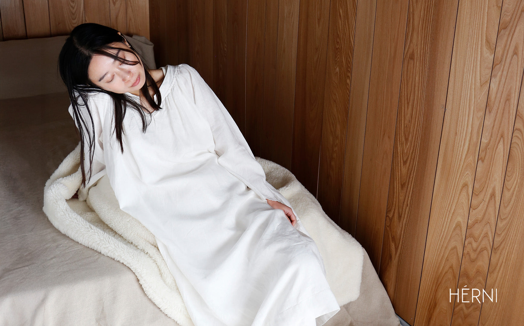 まっ白なパジャマで心地よく眠る