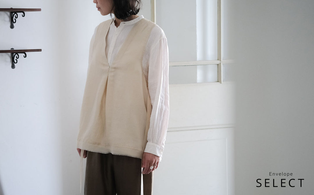 装いに大人っぽさを添えるシルクベスト