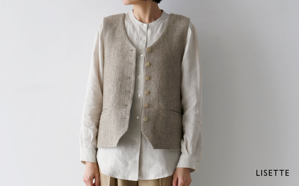 重ねるだけで、装いが整うベスト