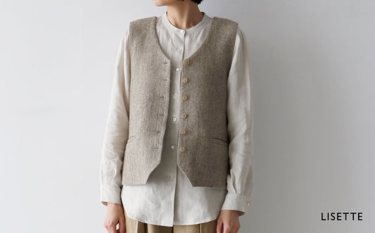 重ねるだけで、装いが整うベスト