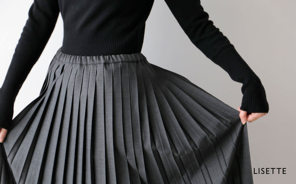 装いを優雅に整える、細畝のプリーツ