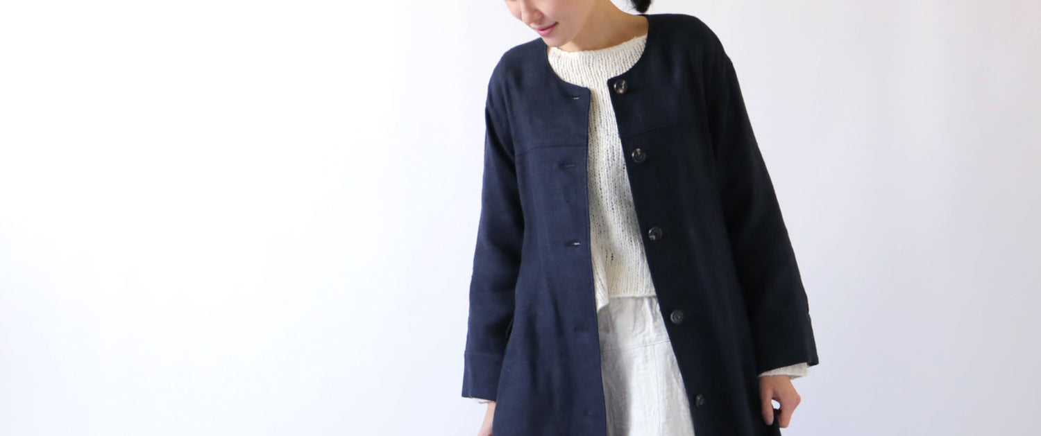 LISETTE-FALIERO SARTI社のリネンツイル生地で仕立てたノーカラーコート