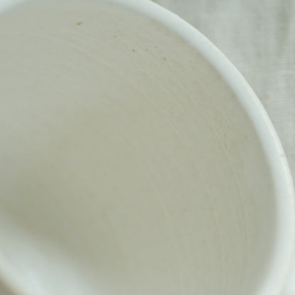 釉薬の濃淡、ピンホールが味わい深い